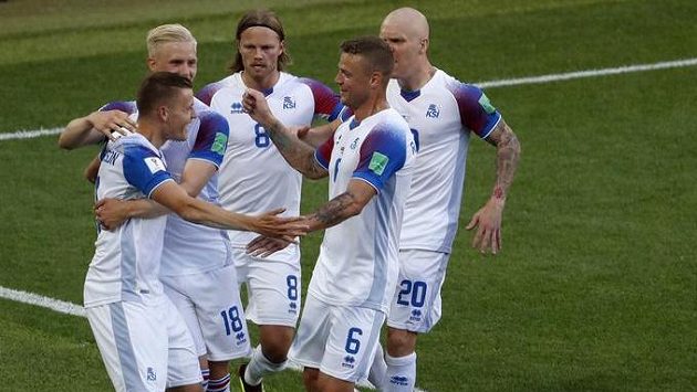 Islandští fotbalisté se radují z vyrovnání proti Argentině. Islandští fotbalisté se radují z vyrovnání proti Argentině.