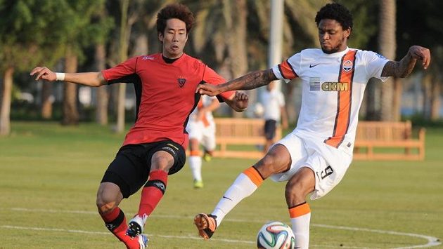 Šachtaru se v přípravě daří. Na snímku jeden z dvanácti Brazilců v kádru ukrajinského mistra Luiz Adriano (vpravo). Šachtaru se v přípravě daří. Na snímku jeden z dvanácti Brazilců v kádru ukrajinského mistra Luiz Adriano (vpravo).