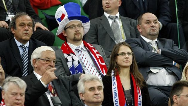 Zleva Prezdient UEFA Michel Platini, český ministr dopravy Pavel Dobeš a Miroslav Pelta, šéf FAČR. Zleva Prezdient UEFA Michel Platini, český ministr dopravy Pavel Dobeš a Miroslav Pelta, šéf FAČR.