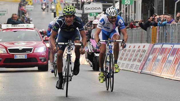 Ze všech sil se vydal český cyklista Jan Bárta (vpravo) ve finiši 14. etapy Gira d´Italia. Těsně však podlehl, z triumfu se radoval Andrey Amador z Kostariky (vlevo) Ze všech sil se vydal český cyklista Jan Bárta (vpravo) ve finiši 14. etapy Gira d´Italia. Těsně však podlehl, z triumfu se radoval Andrey Amador z Kostariky (vlevo)