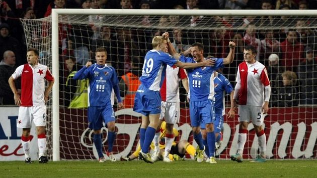 Fotbalisté Ostravy slaví gól na hřišti Slavie. Fotbalisté Ostravy slaví gól na hřišti Slavie.