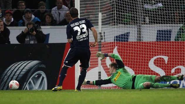 Nizozemský záložník Rafael van der Vaart z Hamburku neproměnil v zápase proti Borussii Mönchengladbach pokutový kop. Nizozemský záložník Rafael van der Vaart z Hamburku neproměnil v zápase proti Borussii Mönchengladbach pokutový kop.