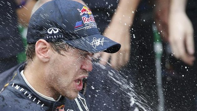 Němec Sebastian Vettel pod sprchou šampaňského. Němec Sebastian Vettel pod sprchou šampaňského.