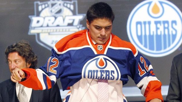 Ruský hokejista Nail Jakupov se stal jedničkou letošního draftu, vybral si ho Edmonton. Ruský hokejista Nail Jakupov se stal jedničkou letošního draftu, vybral si ho Edmonton.