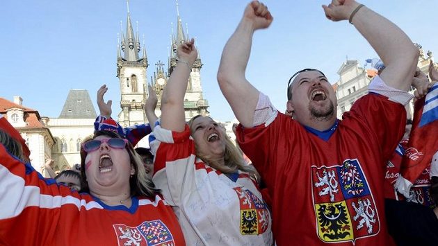 Fanoušci na Staroměstském náměstí v Praze při sledování duelu o bronz s Finy měli důvod k oslavám Fanoušci na Staroměstském náměstí v Praze při sledování duelu o bronz s Finy měli důvod k oslavám