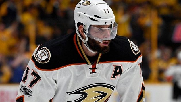 Ryan Kesler, protagonista kontroverzního videoklipu klubu Anaheim Ducks, který v zámoří vzbudil pohoršení. Ryan Kesler, protagonista kontroverzního videoklipu klubu Anaheim Ducks, který v zámoří vzbudil pohoršení.