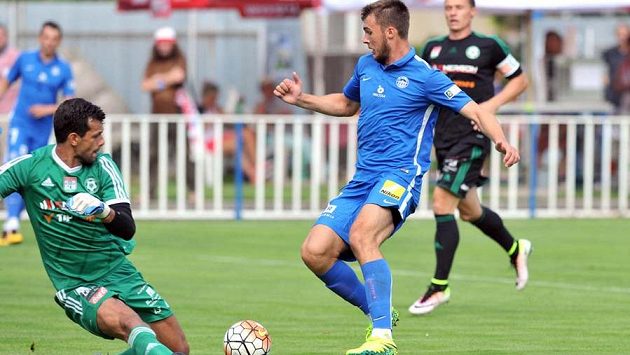 Liberecký útočník Nikolaj Komličenko překonává příbramského brankáře Aleše Hrušku. Liberecký útočník Nikolaj Komličenko překonává příbramského brankáře Aleše Hrušku.