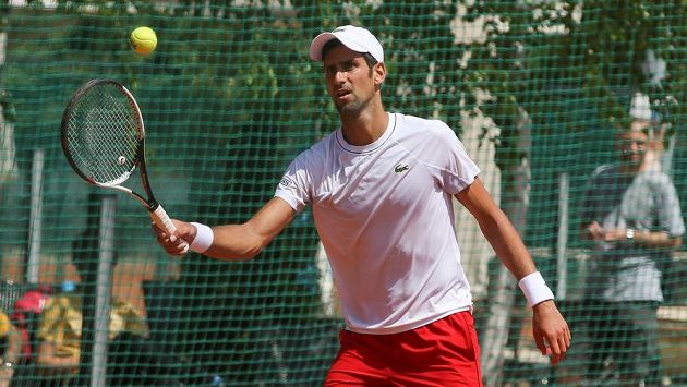 Novak Djokovič při tréninku. Novak Djokovič při tréninku.