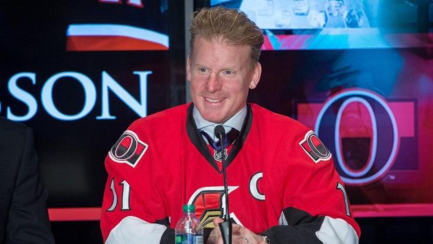 Daniel Alfredsson na tiskové konferenci v dresu Senators, s nimiž na jeden den podepsal smlouvu, aby se mohl zúčastnit předzápasového rozbruslení a vhodit úvodní buly. Daniel Alfredsson na tiskové konferenci v dresu Senators, s nimiž na jeden den podepsal smlouvu, aby se mohl zúčastnit předzápasového rozbruslení a vhodit úvodní buly.