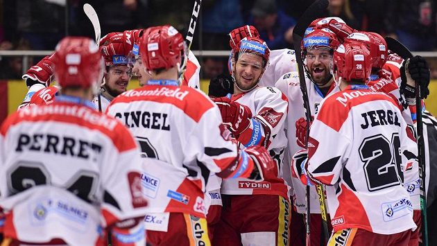 Střelec gólu v prodloužení Mislav Rosandič (uprostřed) z Hradce Králové oslavuje se spoluhráči vítězství nad Kladnem. Střelec gólu v prodloužení Mislav Rosandič (uprostřed) z Hradce Králové oslavuje se spoluhráči vítězství nad Kladnem.