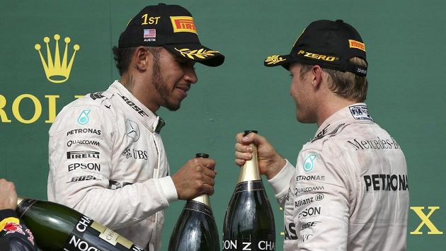Přípitek rivalů. Lewis Hamilton a Nico Rosberg na stupních vítězů po Grand Prix USA. Přípitek rivalů. Lewis Hamilton a Nico Rosberg na stupních vítězů po Grand Prix USA.