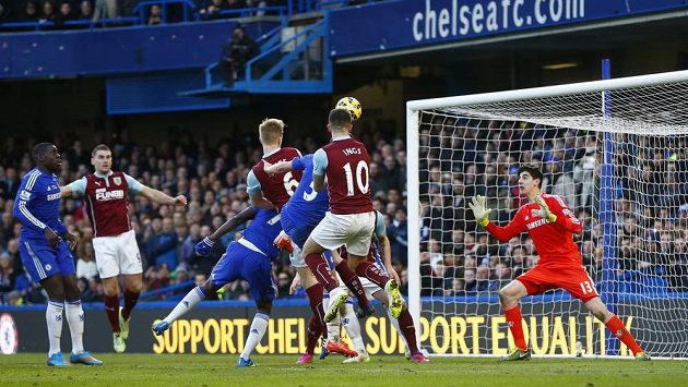 Ben Mee (6) z Burnley překonává gólmana Chelsea Thibauta Courtoise. Ben Mee (6) z Burnley překonává gólmana Chelsea Thibauta Courtoise.