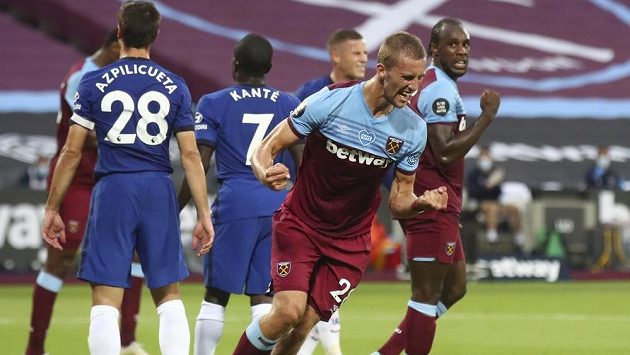 Český záložník Tomáš Souček dal svůj první gól v anglické fotbalové lize a pomohl West Hamu k vítězství 3:2 v londýnském derby s Chelsea. Český záložník Tomáš Souček dal svůj první gól v anglické fotbalové lize a pomohl West Hamu k vítězství 3:2 v londýnském derby s Chelsea.