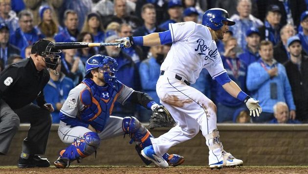 Ze druhého utkání Světové série MLB. V akci na pálce levý polař Alex Gordon z Kansas City Royals. Ze druhého utkání Světové série MLB. V akci na pálce levý polař Alex Gordon z Kansas City Royals.