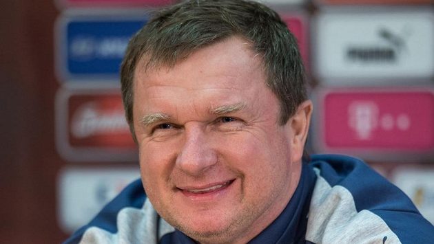 Trenér české reprezentace Pavel Vrba uvítal mladé členy ústecké akademie. Trenér české reprezentace Pavel Vrba uvítal mladé členy ústecké akademie.