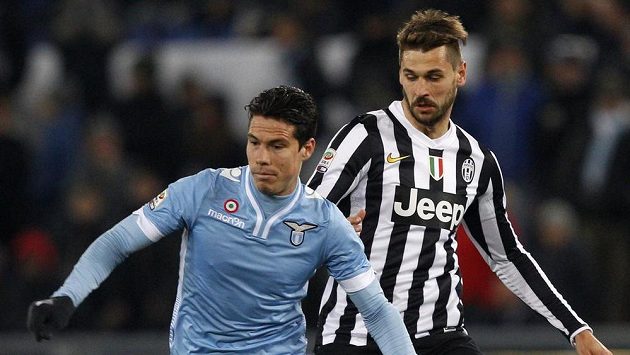 Hernanes v souboji s Fernandem Llorentem z Juventusu. Brazilec bude nově hrát za Inter. Hernanes v souboji s Fernandem Llorentem z Juventusu. Brazilec bude nově hrát za Inter.