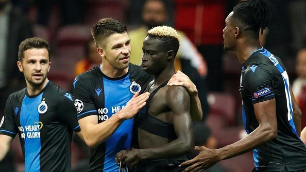 Fotbalista Brugg Krepin Diatta oslavil svou vyrovnávací trefu v utkání Ligy mistrů sundáním dresu Fotbalista Brugg Krepin Diatta oslavil svou vyrovnávací trefu v utkání Ligy mistrů sundáním dresu