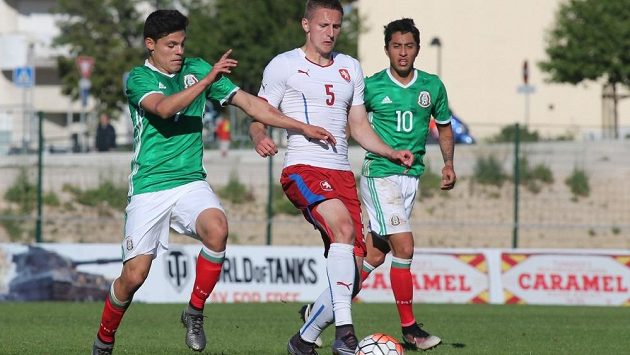 Obránce Filip Kaša získal na Slovensku mistrovský titul se Žilinou, teď bojuje o to, aby si zahrála ME hráčů do 21 let. Konkurence na jeho postu je velká. Obránce Filip Kaša získal na Slovensku mistrovský titul se Žilinou, teď bojuje o to, aby si zahrála ME hráčů do 21 let. Konkurence na jeho postu je velká.