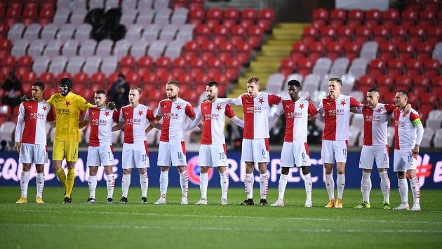 Fotbalisté Slavie před úvodním hvizdem odvety s Arsenalem. Fotbalisté Slavie před úvodním hvizdem odvety s Arsenalem.