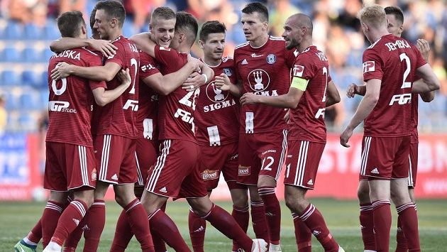 Fotbalisté Sigmy Olomouc se radují z druhé branky v Mladé Boleslavi v utkání druhého kola nejvyšší soutěže. Fotbalisté Sigmy Olomouc se radují z druhé branky v Mladé Boleslavi v utkání druhého kola nejvyšší soutěže.