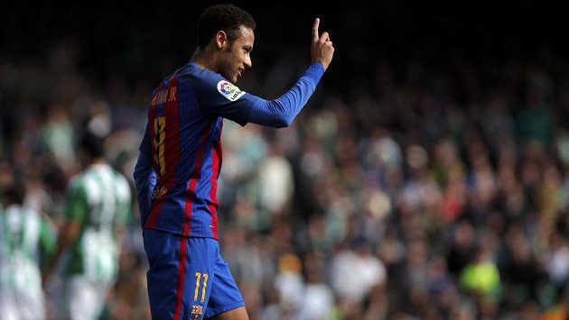 Barcelonský Neymar gestikuluje během zápasu na hřišti Betisu, kde nebyl spokojený s výroky rozhodčích Barcelonský Neymar gestikuluje během zápasu na hřišti Betisu, kde nebyl spokojený s výroky rozhodčích