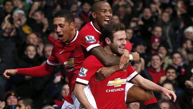 Záložník Juan Mata (vpravo) se raduje se spoluhráči Ashleym Youngem a Chrisem Smallingem (vlevo) z gólu proti Stoke. Záložník Juan Mata (vpravo) se raduje se spoluhráči Ashleym Youngem a Chrisem Smallingem (vlevo) z gólu proti Stoke.