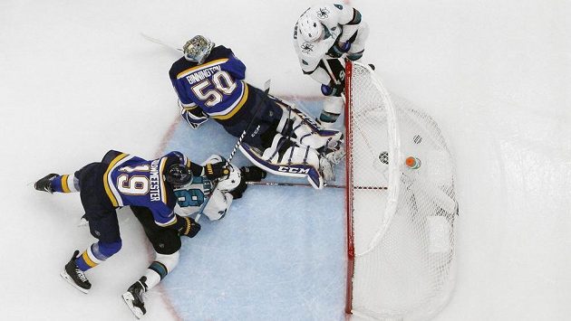 Český hokejista Tomáš Hertl (48) překonává Jordana Binningtona v bráně St. Louis. Český hokejista Tomáš Hertl (48) překonává Jordana Binningtona v bráně St. Louis.