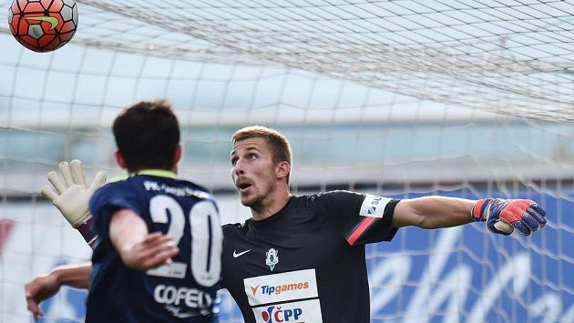 Přípravné fotbalové utkání Jablonec - Varnsdorf. Brankář Jablonce Michal Bárta zasahuje. Přípravné fotbalové utkání Jablonec - Varnsdorf. Brankář Jablonce Michal Bárta zasahuje.
