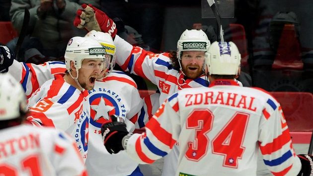 Hokejisté Třebíče se radují z gólu proti Českým Budějovicím v semifinále play off první ligy. Hokejisté Třebíče se radují z gólu proti Českým Budějovicím v semifinále play off první ligy.