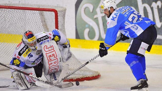 Brankář Komety Jiří Trvaj a útočník Plzně Pavel Kašpařík. Brankář Komety Jiří Trvaj a útočník Plzně Pavel Kašpařík.