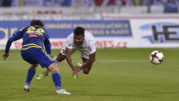 Střelci v akci. Jakub Fulnek z Jihlavy (vlevo) a Dyjan Carlos De Azevedo z Ostravy v ostrém souboji během ligového utkání. Střelci v akci. Jakub Fulnek z Jihlavy (vlevo) a Dyjan Carlos De Azevedo z Ostravy v ostrém souboji během ligového utkání.