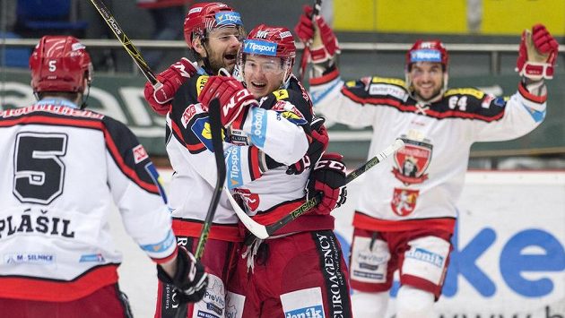 Královéhradecký útočník Rudolf Červený (třetí zleva) slaví se spoluhráči gól proti Mladé Boleslavi v úvodním čtvrtfinálovém duelu play off. Královéhradecký útočník Rudolf Červený (třetí zleva) slaví se spoluhráči gól proti Mladé Boleslavi v úvodním čtvrtfinálovém duelu play off.