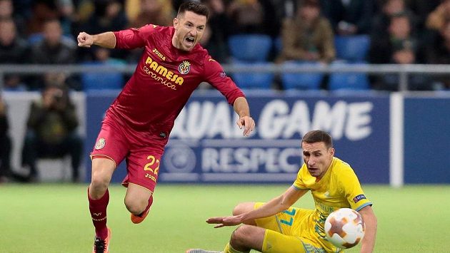 Antonio Rukavina (vlevo) z Villarrealu v souboji s Dmitrijem Šomkem z Astany. Antonio Rukavina (vlevo) z Villarrealu v souboji s Dmitrijem Šomkem z Astany.
