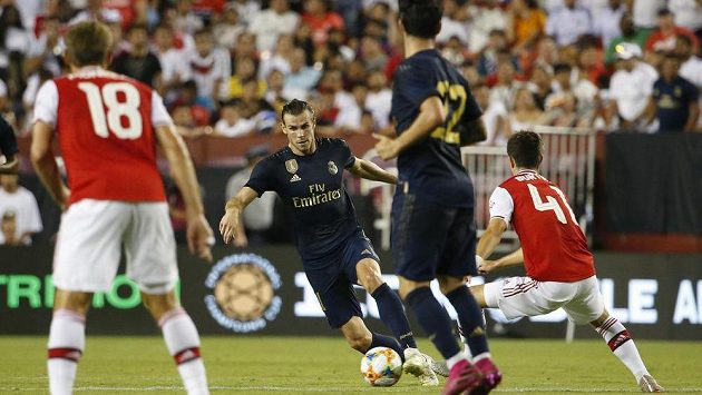 Velšský útočník Gareth Bale (s míčem) v utkání proti Arsenelu. Velšský útočník Gareth Bale (s míčem) v utkání proti Arsenelu.