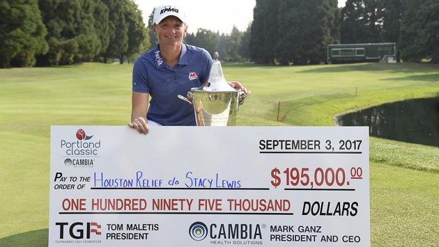 Americká golfistka Stacy Lewisová po nedělním triumfu na turnaji LPGA v Portlandu věnovala vítěznou prémii 195 000 dolarů (4,8 miliónu korun) obětem povodní v Houstonu. Americká golfistka Stacy Lewisová po nedělním triumfu na turnaji LPGA v Portlandu věnovala vítěznou prémii 195 000 dolarů (4,8 miliónu korun) obětem povodní v Houstonu.