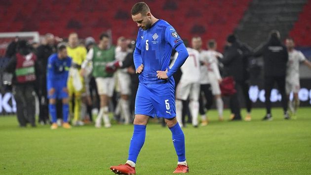 Zklamaný islandský fotbalista Sverrir Ingason po porážce s Maďarskem. Zklamaný islandský fotbalista Sverrir Ingason po porážce s Maďarskem.