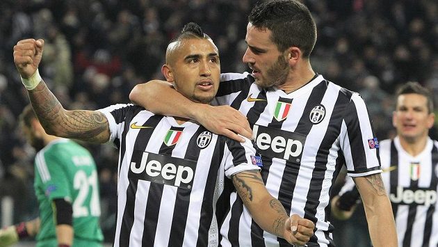 Arturo Vidal (vlevo) slaví se spoluhráčem z Juventusu Leonardem Bonuccim svoji trefu z penalty v utkání Ligy mistrů s Kodaní. Arturo Vidal (vlevo) slaví se spoluhráčem z Juventusu Leonardem Bonuccim svoji trefu z penalty v utkání Ligy mistrů s Kodaní.