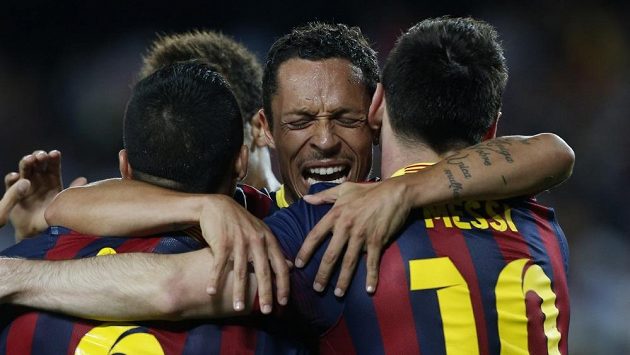 Fotbalisté Barcelony Alexis Sanchez (vlevo), Lionel Messi (vpravo) a Adriano Correia se radují z gólu. Fotbalisté Barcelony Alexis Sanchez (vlevo), Lionel Messi (vpravo) a Adriano Correia se radují z gólu.