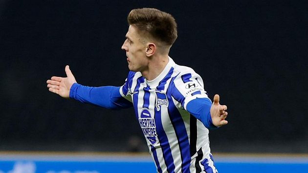 Krzysztof Piatek z Herthy se raduje z gólu v berlínském derby. Krzysztof Piatek z Herthy se raduje z gólu v berlínském derby.
