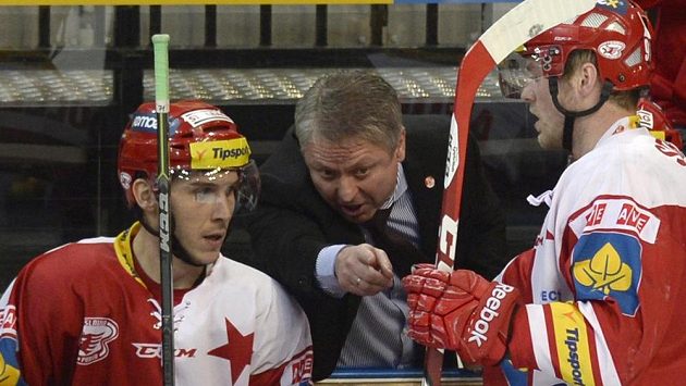 Dušan Gregor (uprostřed) už hokejisty Slavie dál nepovede. Dušan Gregor (uprostřed) už hokejisty Slavie dál nepovede.
