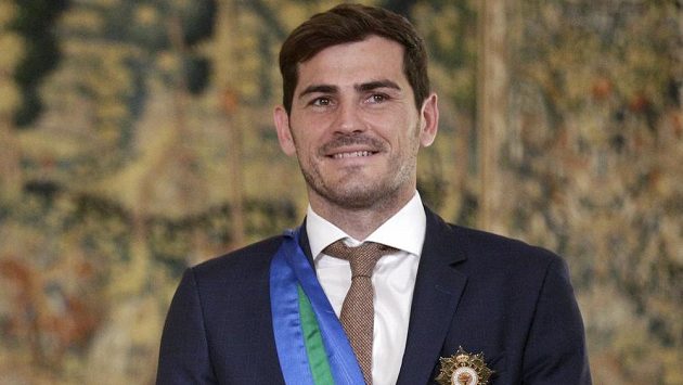 Španělský gólman Iker Casillas pózuje s Královským řádem. Španělský gólman Iker Casillas pózuje s Královským řádem.