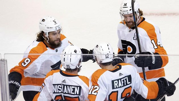 Michael Raffl (12) z Philadelphie se raduje z gólu proti Montrealu se spoluhráči. Zleva Ivan Provorov (9), Matt Niskanen (15) a Sean Couturier (14). Michael Raffl (12) z Philadelphie se raduje z gólu proti Montrealu se spoluhráči. Zleva Ivan Provorov (9), Matt Niskanen (15) a Sean Couturier (14).