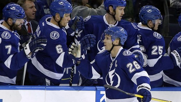 Martin St. Louis (č. 26) se raduje se spoluhráči z Tampy Bay z gólu proti New Yorku Islanders. Martin St. Louis (č. 26) se raduje se spoluhráči z Tampy Bay z gólu proti New Yorku Islanders.