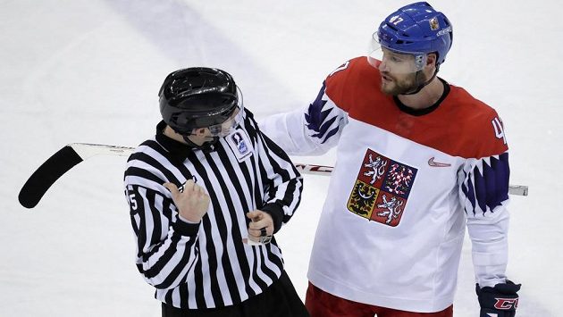 Český hokejista Michal Jordán (47) bude v semifinále olympijského turnaje Česku chybět. Český hokejista Michal Jordán (47) bude v semifinále olympijského turnaje Česku chybět.