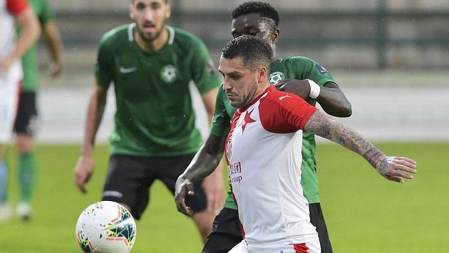 Nicolae Stanciu ze Slavie a Emmanuel Antwi z Příbrami. Nicolae Stanciu ze Slavie a Emmanuel Antwi z Příbrami.