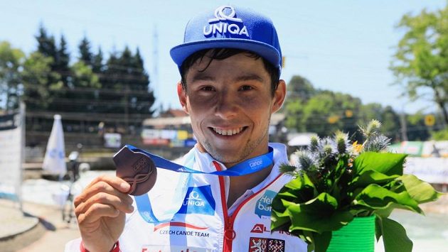 Kajakář Jiří Prskavec se svým bronzem z Tacenu. Kajakář Jiří Prskavec se svým bronzem z Tacenu.