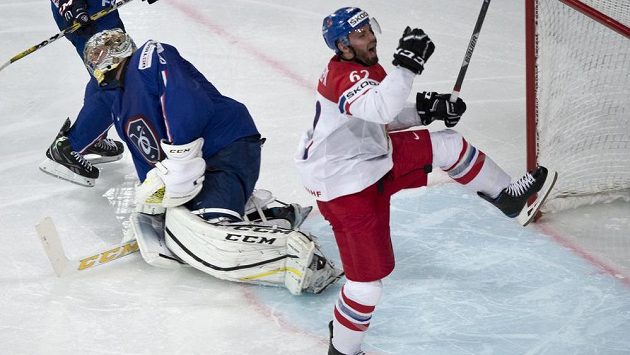 Český reprezentant Michal Řepík se raduje z gólu. Vlevo je překonaný francouzský brankář Florian Hardy. Český reprezentant Michal Řepík se raduje z gólu. Vlevo je překonaný francouzský brankář Florian Hardy.