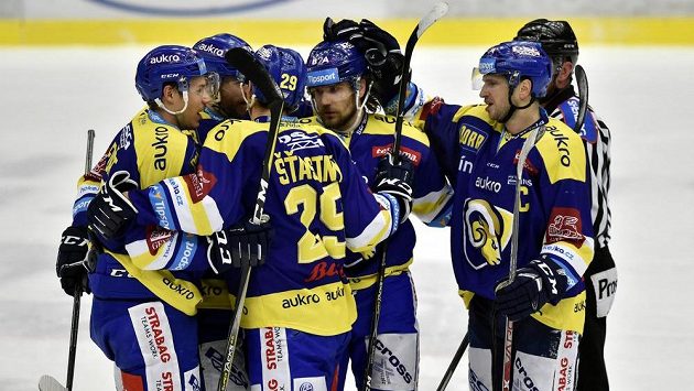 Hokejisté Zlína se radují z gólu v dohrávce 25. kola extraligy, kde je jejich soupeřem tým Piráti Chomutov. Hokejisté Zlína se radují z gólu v dohrávce 25. kola extraligy, kde je jejich soupeřem tým Piráti Chomutov.