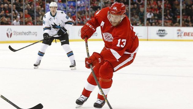 Ruský útočník Pavel Dacjuk (13) z Detroitu Red Wings střílí v zápase proti San Jose Sharks. Ruský útočník Pavel Dacjuk (13) z Detroitu Red Wings střílí v zápase proti San Jose Sharks.