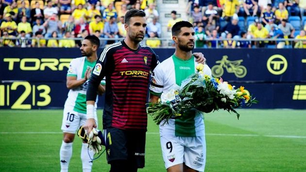 Fotbalisté Extremadury vyhráli nad Cádizem 1:0 díky gólu z poloviny hřiště. Před zápasem uctili památku bývalého spoluhráče, Josého Antonia Reyese. Fotbalisté Extremadury vyhráli nad Cádizem 1:0 díky gólu z poloviny hřiště. Před zápasem uctili památku bývalého spoluhráče, Josého Antonia Reyese.